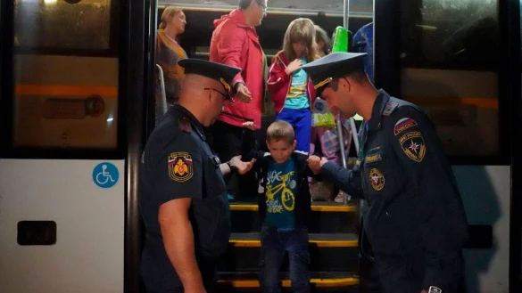 Aus dem russischen Gebiet Kursk, in dem ukrainische Truppen vorr&uuml;cken, werden Zehntausende Menschen in Sicherheit gebracht. - &copy; Uncredited/Russian Emergency Ministry Press Service/AP/dpa