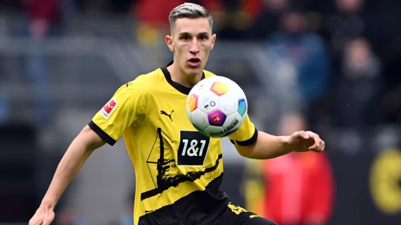 Dortmunds Nico Schlotterbeck spielt den Ball. - &copy; Federico Gambarini/dpa