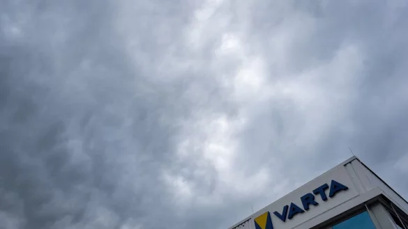 An der Sanierung von Varta beteiligt sich auch der Sportwagenbauer Porsche. (Archivbild) - &copy; Stefan Puchner/dpa