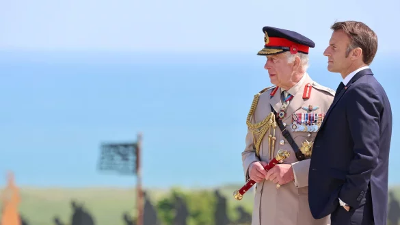 Gemeinsam stehen der britische K&ouml;nig Charles III. und der franz&ouml;sische Pr&auml;sident Emmanuel Macron an der Atlantikk&uuml;ste in der Normandie. Am 6. Juni 1944 landeten hier die Soldaten der Alliierten. - &copy; Chris Jackson/PA Wire/dpa