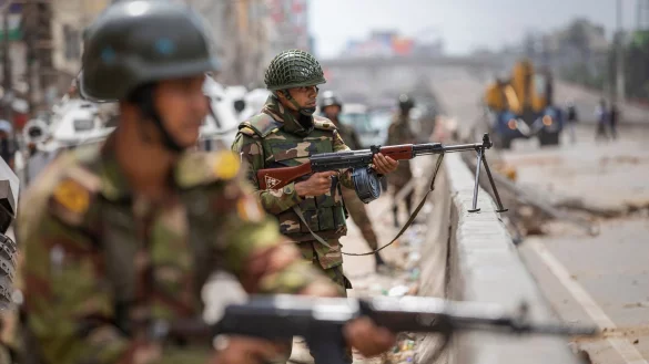 Streitkräfte stehen Wache in der Hauptstadt Dhaka - © Rajib Dhar/AP/dpa