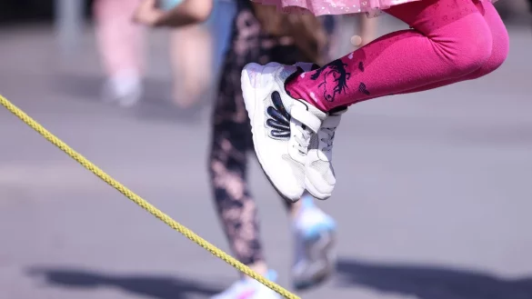 Ein Kind h&uuml;pft Seil auf dem Schulhof der Gemeinschaftsgrundschule Sandstra&szlig;e in Duisburg. - &copy; David Young/dpa/Archivbild