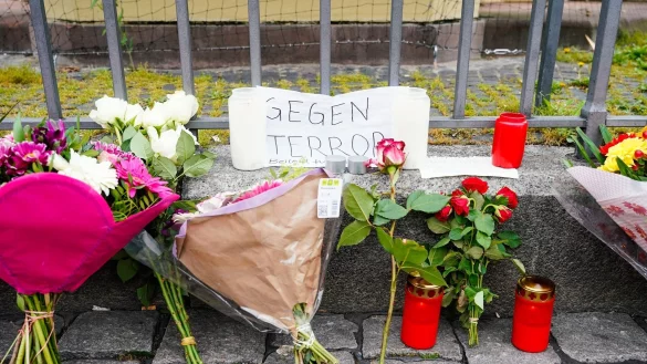 Kerzen, Blumen und ein Blatt Papier mit der Aufschrift &laquo;Gegen Terror&raquo; stehen am Tatort auf dem Mannheimer Marktplatz. - &copy; Uwe Anspach/dpa