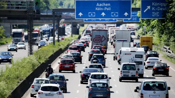 Fahrzeuge stehen auf der Autobahn A4 auf dem K&ouml;lner Ring im Stau. - &copy; Oliver Berg/dpa