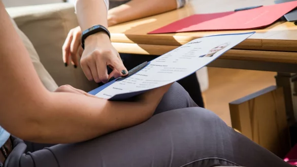 Wer eine L&uuml;cke im Lebenslauf hat, sollte das offen kommunizieren - und im besten Fall positiv verkaufen. - &copy; Christin Klose/dpa-tmn/dpa