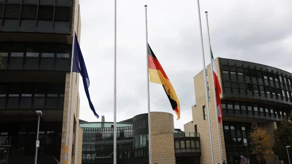 Fahnen wehen vor dem nordrhein-westf&auml;lischen Landtag auf Halbmast. - &copy; Oliver Berg/dpa