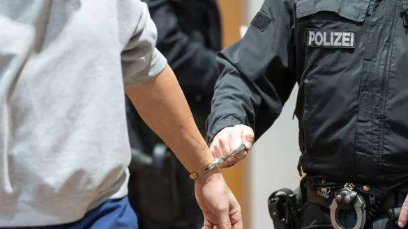 Der angeklagte Lkw-Fahrer wird in den Gerichtssaal gef&uuml;hrt. - &copy; Lukas Barth/dpa