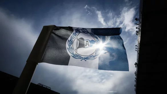 Das Vereinsemblem von Bielefeld ist auf der Eckfahne zu sehen. - &copy; Friso Gentsch/dpa