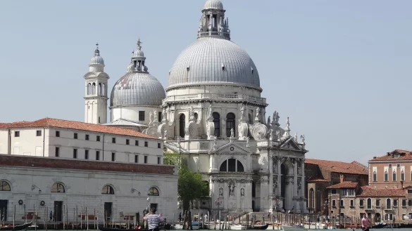 Sightseeing per Gondel: Die Eintrittsgebühr für Tagestouristen in Venedig beträgt fünf Euro und gilt 2024 an zunächst 29 Tagen. - © Andrea Warnecke/dpa-tmn
