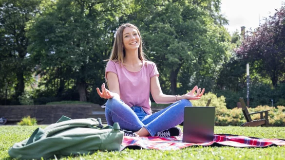 Wow, so locker! Wer sich rechtzeitig mit Pr&uuml;fungsangst und ihren Ursachen auseinandersetzt, kann vielleicht bald auch so entspannt in die Pr&uuml;fungsphase des Semesters gehen. - &copy; Christin Klose/dpa-tmn