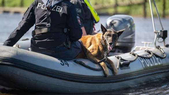 Einsatzkr&auml;fte der Polizei suchen nach dem vermissten Arian. - &copy; Sina Schuldt/dpa