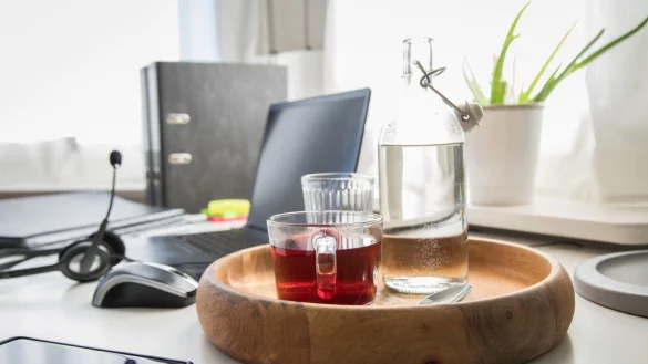 Ausreichende Fl&uuml;ssigkeitszufuhr ist wichtig: Wer seine Getr&auml;nke direkt auf dem Schreibtisch stehen hat, denkt &ouml;fter daran, regelm&auml;&szlig;ig zu trinken. - &copy; Christin Klose/dpa-tmn