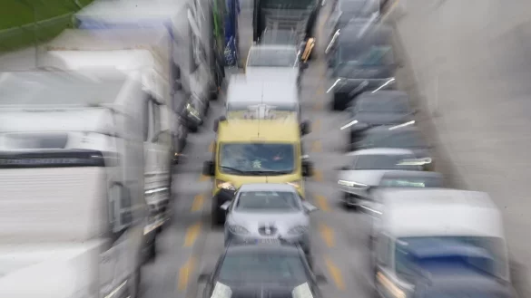 Fahrzeuge stauen sich auf einer Autobahn. - &copy; Marcus Brandt/dpa/Symbolbild