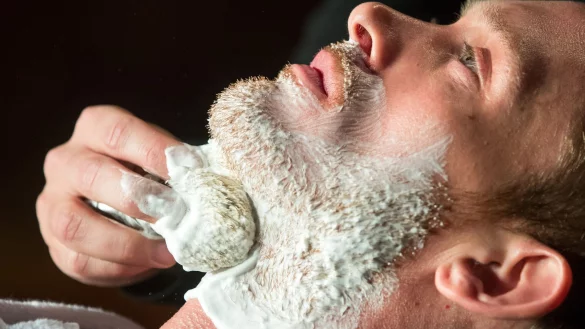 Feste Rasierseifen sind umweltfreundlicher, aber manche enthalten problematische Duftstoffe. - © Daniel Karmann/dpa/dpa-tmn