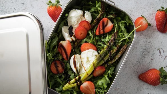 Vielseitige Nussfrucht: Als Salat passen Erdbeeren hervorragend zu Burrata, Rucola und Balsamico. - &copy; Christin Klose/dpa-tmn