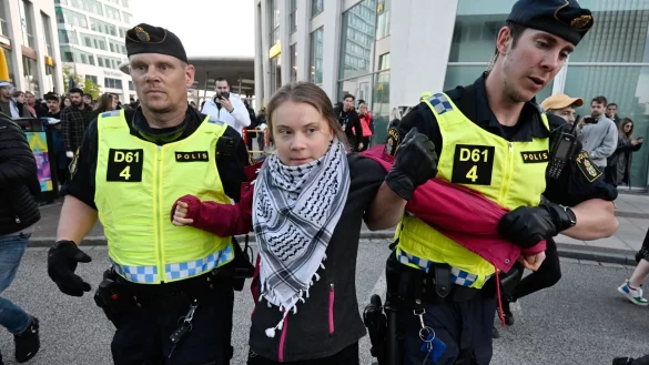 Polizisten f&uuml;hrten Klimaaktivistin Greta Thunberg vom Platz vor der Arena ab. - &copy; Johan Nilsson/TT News Agency/AP/dpa