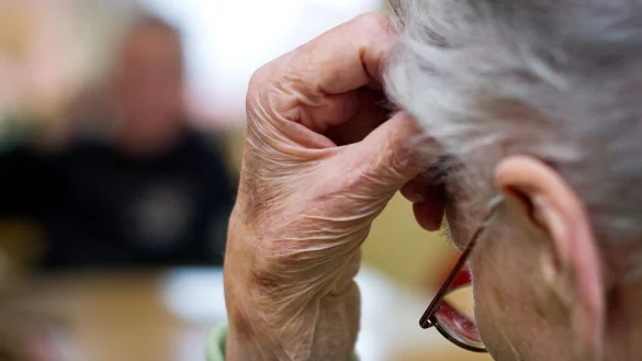 Sch&auml;tzungsweise 1,8 Millionen Deutsche sind an Demenz erkrankt. Ein neuer Lancet-Report sieht gro&szlig;es Pr&auml;ventionspotenzial, w&uuml;rden bestimmte Risikofaktoren minimiert. (Symbolbild) - &copy; Patrick Pleul/dpa-Zentralbild/dpa