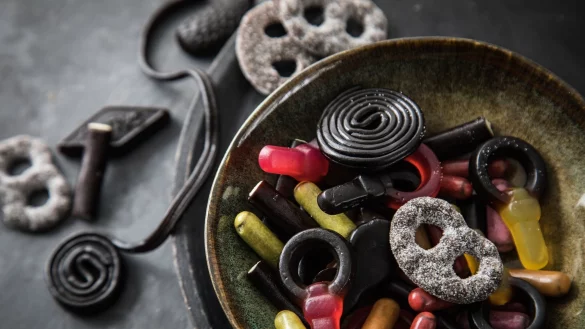 Die klassische Lakritzschnecke z&auml;hlt zum Kinderlakritz und ist damit weniger bedenklich. - &copy; Christin Klose/dpa-tmn/dpa