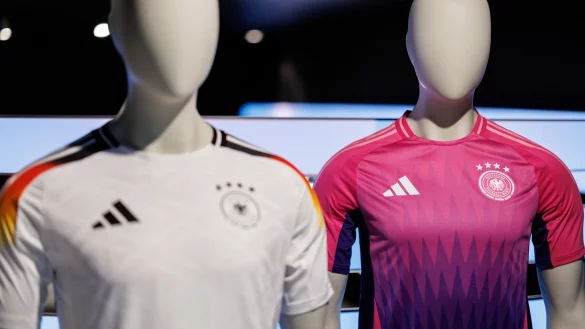 Wurde kontrovers diskutiert: die Farbwahl des neuen Pink und lilafarbenen Ausw&auml;rtstrikots der deutschen Fu&szlig;ballnationalmannschaft (r). - &copy; Daniel Karmann/dpa