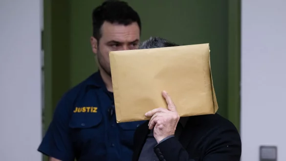 Der wegen des Besitzes und der gewerbsm&auml;&szlig;igen Verbreitung von Kinderpornografie Angeklagte wird vor Prozessbeginn in den Gerichtssaal gef&uuml;hrt. - &copy; Sven Hoppe/dpa