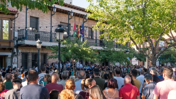 Menschen gedenken des jungen Mateo, der Opfer einer Gewalttat wurde. (Foto Archiv) - &copy; Juan Moreno/EUROPA PRESS/dpa