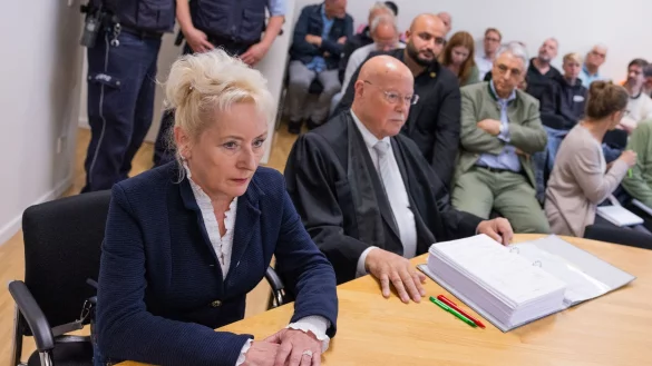 Simone Baum sitzt neben ihrem Anwalt Rainer Thesen im Arbeitsgericht K&ouml;ln. - &copy; Rolf Vennenbernd/dpa