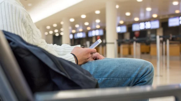 Betrugsmaschen mit gefakten Websites: Davor müssen sich auch Reisende in Acht nehmen, die bei Problemen schnell ihre Airline erreichen wollen.) - © Christin Klose/dpa-tmn/dpa