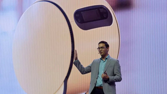 Jonathan Gabrio, Leiter des Connected Experience Center bei Samsung Electronics America, pr&auml;sentiert den kugelf&ouml;rmigen Roboter &laquo;Ballie&raquo;. - &copy; John Locher/AP/dpa