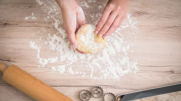 Teignascher aufgepasst: Nicht nur die rohen Eier, sondern auch Weizen-, Dinkel- und Roggenmehl k&ouml;nnen Infektionen hervorrufen. - &copy; Christin Klose/dpa-tmn/dpa