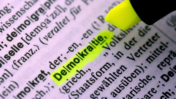 In einer Studie wird analysiert, dass der R&uuml;ckgang von Demokratien in Entwicklungsl&auml;ndern soziale und wirtschaftliche Folgen hat. - &copy; Federico Gambarini/dpa