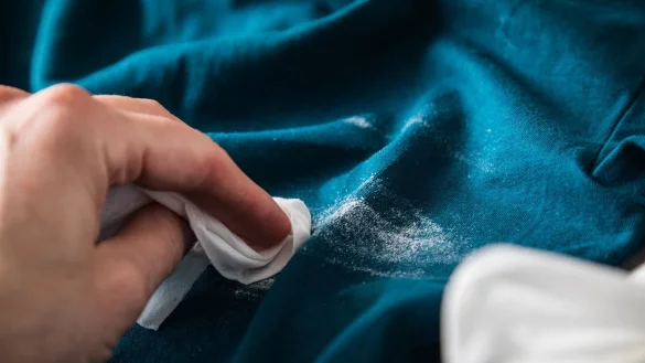 Mit dem Feuchttuch ein paar Mal &uuml;ber die betroffenen Stellen streichen und trocknen lassen. - &copy; Christin Klose/dpa-tmn/dpa