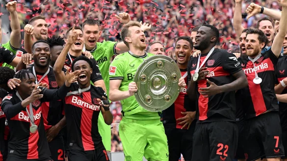 Leverkusens Torwart Lukas Hradecky (M) jubelt mit der Meisterschale. - &copy; Federico Gambarini/dpa