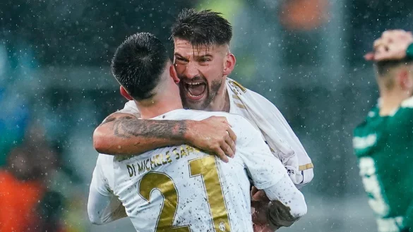 Kai Br&uuml;nker (r) von Saarbr&uuml;cken feiert nach dem Schlu&szlig;pfiff mit Fabio Di Michele Sanchez von Saarbr&uuml;cken. - &copy; Uwe Anspach/dpa