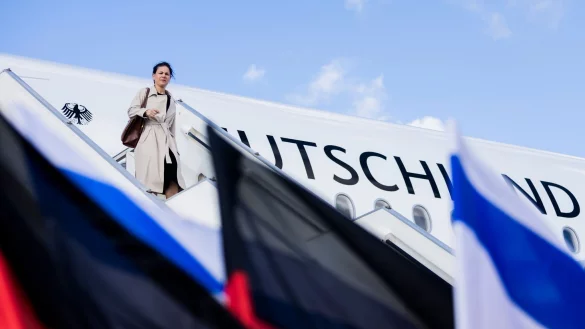 Die n&auml;chste Etappe auf ihrer Nahostreise: Au&szlig;enministerin Annalena Baerbock landet in Tel Aviv. - &copy; Christoph Soeder/dpa