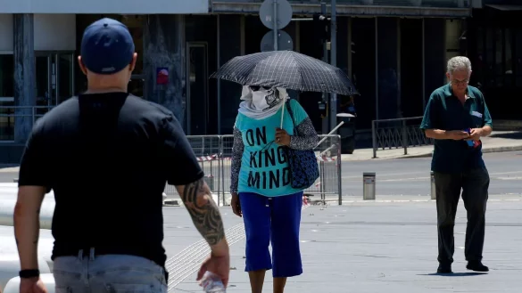 Menschen in Nikosia: Seit Tagen leidet die Insel Zypern unter extremer Hitze. - &copy; Petros Karadjias/AP