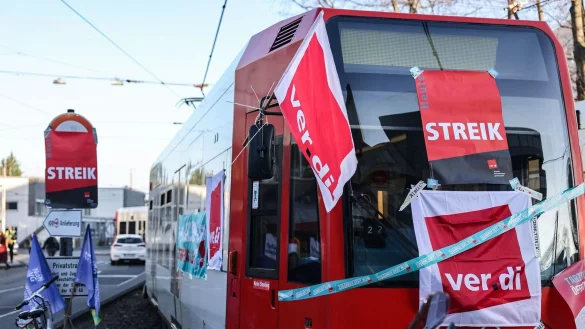 Eine mit Streik-Plakaten beklebte Stra&szlig;enbahn der K&ouml;lner Verkehrs-Betriebe (KVB) steht vor dem Bahndepot. - &copy; Oliver Berg/dpa