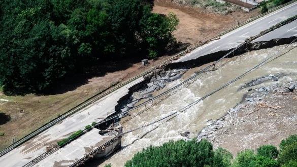 Heftige Gewitter und Regenf&auml;lle haben am Freitagabend in der Schweiz zu schweren &Uuml;berschwemmungen gef&uuml;hrt. - &copy; Samuel Golay/KEYSTONE/dpa