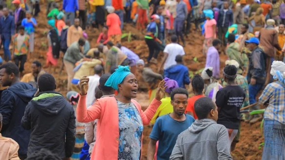 Noch immer ist unklar, wie viele Menschen unter den Erd- und Schlammmassen begraben sind. - &copy; Uncredited/Gofa Zone Government Communication Affairs Department/AP