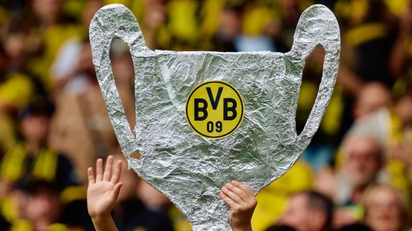 Ein Fan zeigt einen gebastelten Champions League Pokal. - &copy; Bernd Thissen/dpa/Symbolbild