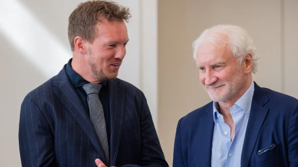 Sportdirektor Rudi V&ouml;ller (r) und Bundestrainer Julian Nagelsmann l&auml;cheln. - &copy; Rolf Vennenbernd/dpa