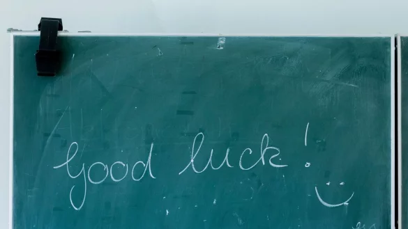 An zentralen Ablschusspr&uuml;fungen zum Ende der 10. Klasse - ZP 10 - nun auch wieder an den Gymnasien gibt es Kritik (Symbolbild). - &copy; Rolf Vennenbernd/dpa