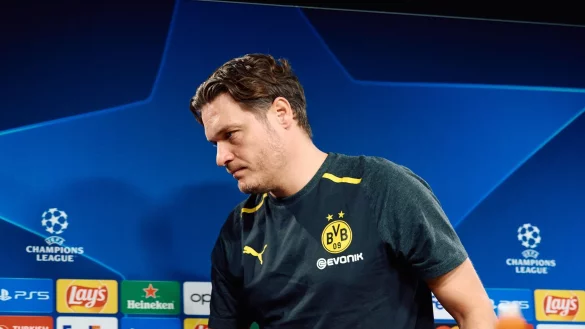 Dortmunds Trainer Edin Terzic verl&auml;sst nach der Pressekonferenz das Podium. - &copy; Bernd Thissen/dpa