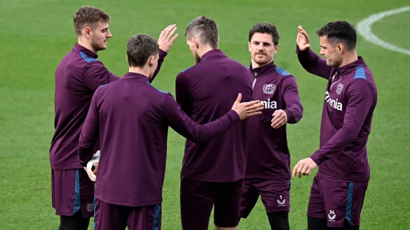 Josip Stanisic (l-r), Florian Wirtz, Robert Andrich, Jonas Hofmann und Granit Xhaka, Spieler des Fussball-Bundesligisten Bayer 04 Leverkusen bereiten sich beim Abschlusstraining auf das Europa League Viertelfinal-Hinspiel gegen West Ham United vor. - &copy; Roberto Pfeil/dpa