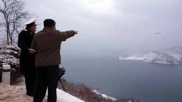 Kim Jong Un (r) und Kim Myeong-Uk, Kommandeur der Seestreitkr&auml;fte, beobachten den Test eines strategischen Marschflugk&ouml;rpers. Das Bild wurde von der nordkoreanischen Regierung zur Verf&uuml;gung gestellt. - &copy; kcna/dpa