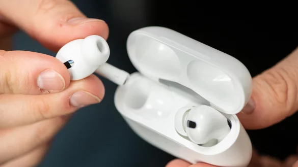 Um unerw&uuml;nschte Tracking-Warnungen nach dem Ausleihen von AirPods zu beseitigen, sollte der vorherige Besitzer die Kopfh&ouml;rer von seiner Apple-ID und der &laquo;Wo ist?&raquo;-App entfernen sowie die AirPods zur&uuml;cksetzen. - &copy; Franziska Gabbert/dpa-tmn