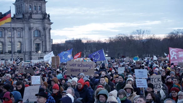 Tausende Menschen demonstrieren in Berlin gegen gegen Rechtsextremismus. - © Carsten Koall/dpa