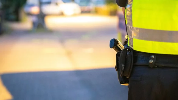 Die Polizei in Duisburg ermittelt nach tödlichen Polizeischüssen auf einen 26-Jährigen in Moers. Der Deutsche soll Polizisten mit Messern in den Händen angegriffen haben. Er starb an den Schussverletzungen - © Benjamin Westhoff/dpa