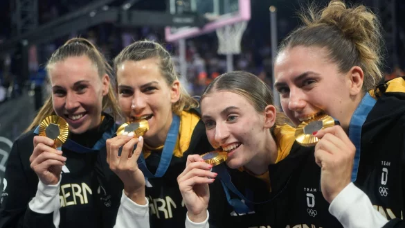 Goldener Glanz: Die 3x3-Basketballerinnen sind Olympiasieger. - &copy; Maximilian Specht/dpa
