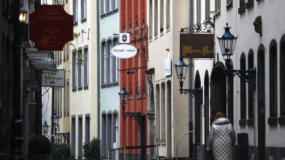 In den Gassen der Kölner Altstadt soll ein Taxifahrer gezielt Frauen angefahren und verletzt haben. - © Oliver Berg/dpa