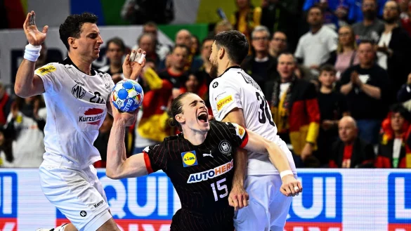 Juri Knorr (M) und die DHB-Auswahl trennten sich von &Ouml;sterreich Remis. - &copy; Tom Weller/dpa